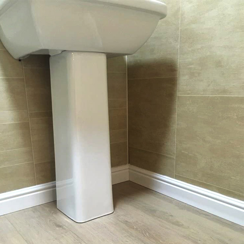 Влагостойкий плинтус для ванной комнаты из ПВХ.