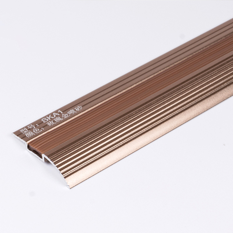 Переходная полоса от ковра к плитке