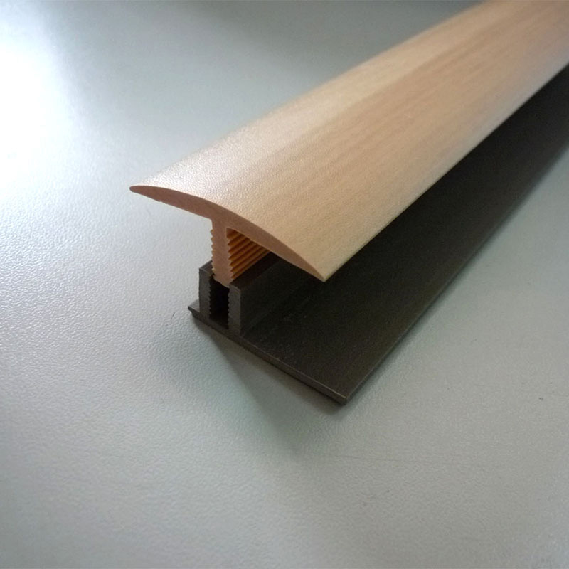 Декоративная планка для пола Т-образной формы.