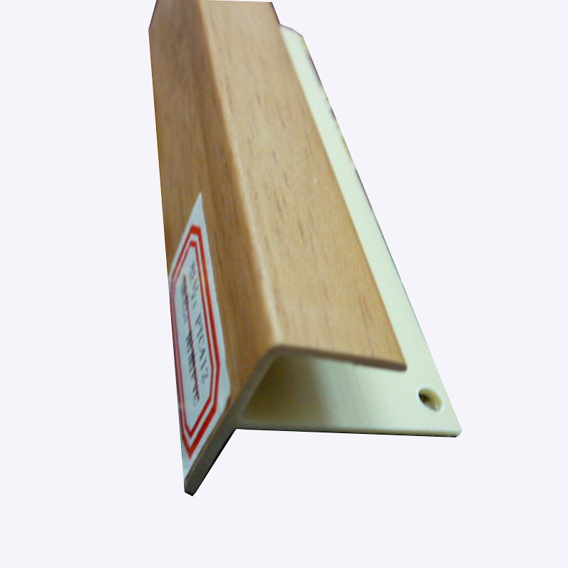 Прочная F-образная планка, закрывающая лестницу.