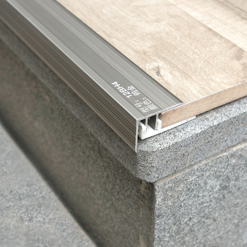 Отделка носика лестницы внутренней плиткой