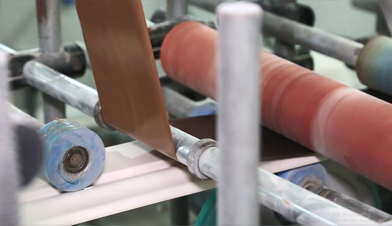 Обработка поверхности плинтуса