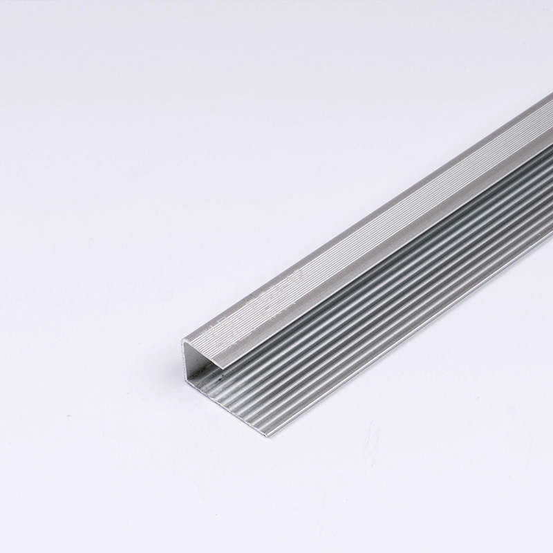 Отделка края внутренней плитки для лестницы