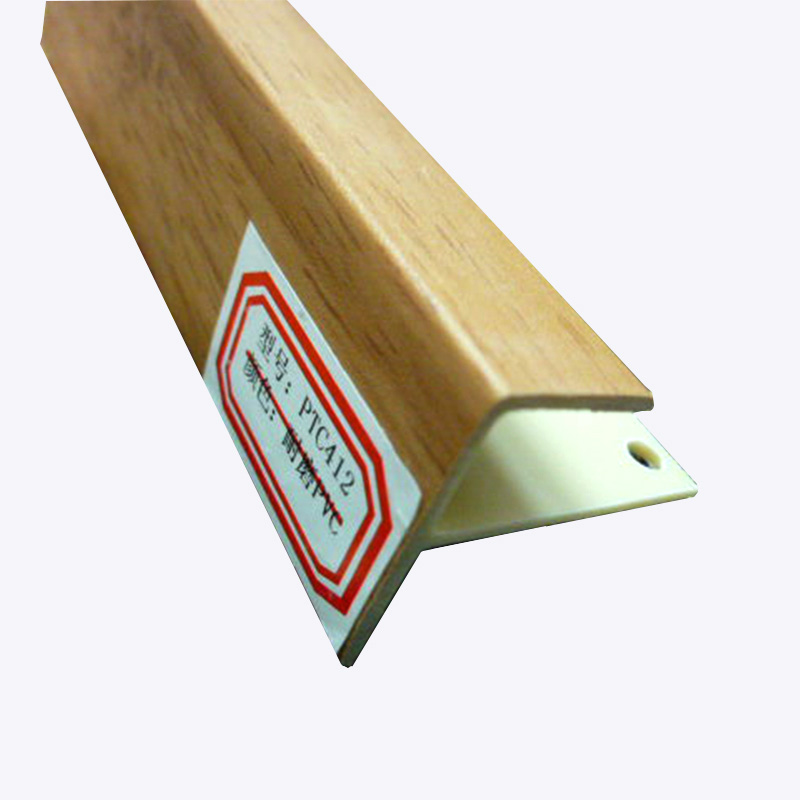 F-образная планка, закрывающая лестницу