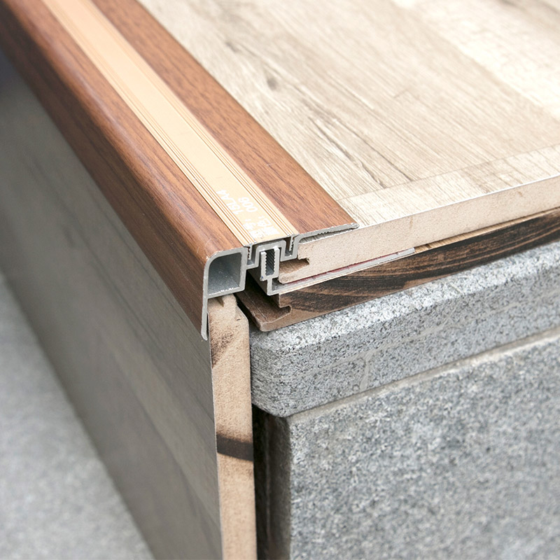 Отделка края лестницы внутренней плиткой