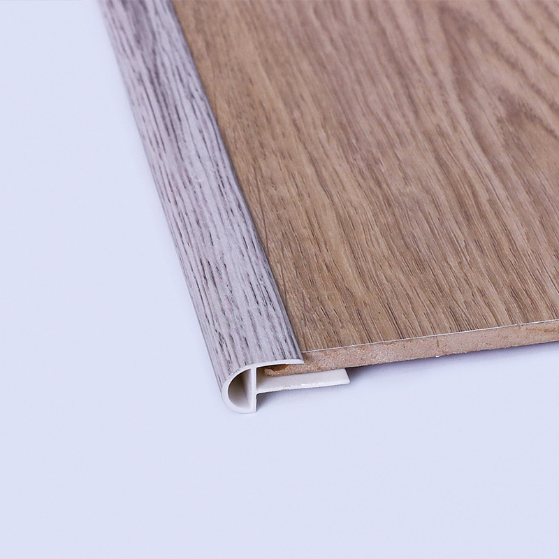 Края лестницы из ПВХ с древесным зерном