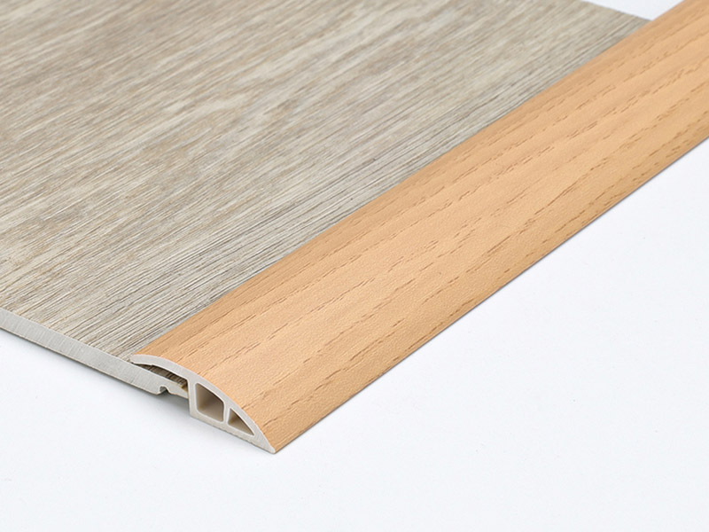 Переходник для пола из ПВХ 28*5 мм под дерево