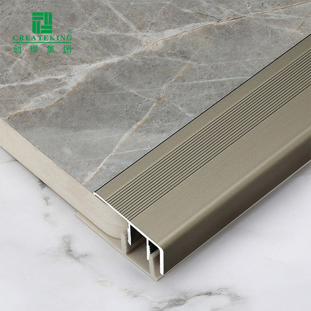 Отделка края металлического пола