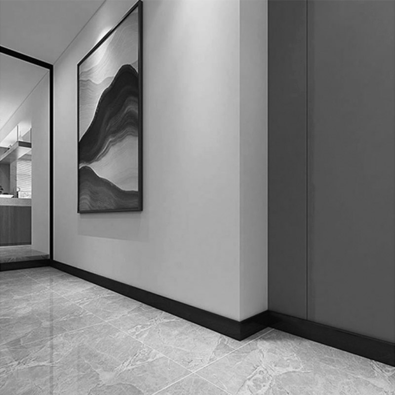 Черный алюминиевый плинтус