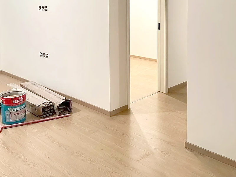 Должны ли деревянные полы сочетаться с плинтусами?