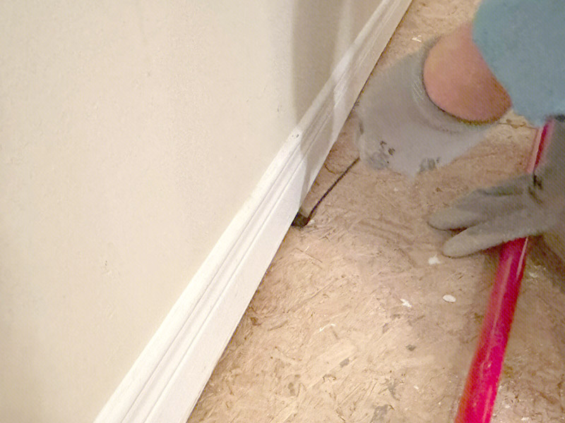 Как снять плинтус с гипсокартона?