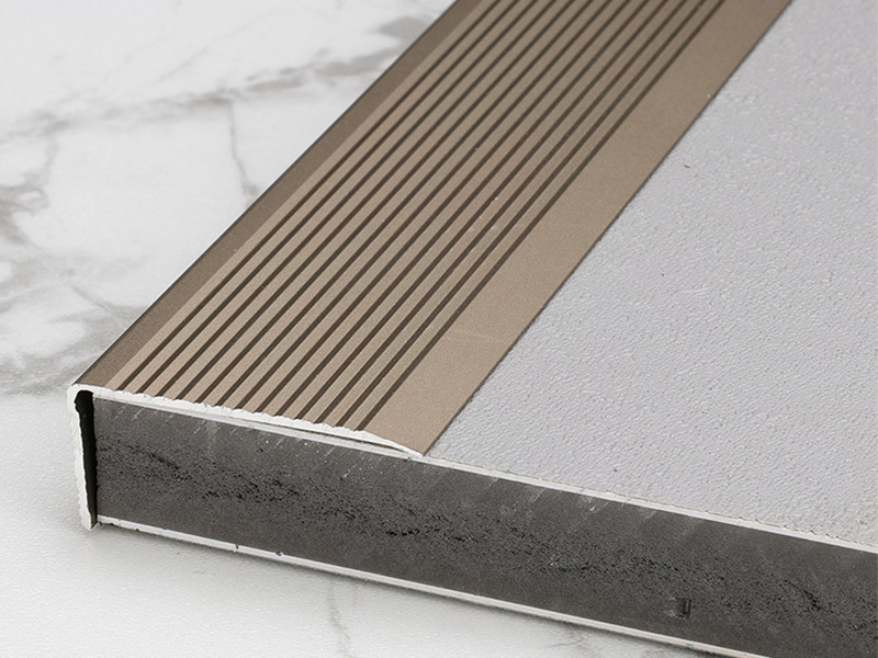 L-образная отделка напольного покрытия