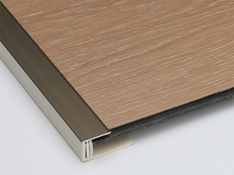 Переходная полоса со смещенными Т-образными швами пола