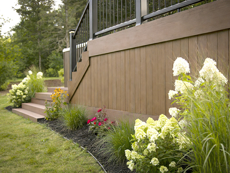 Идеи юбок палубы, которые улучшат привлекательность бордюра и скроют беспорядок под палубой