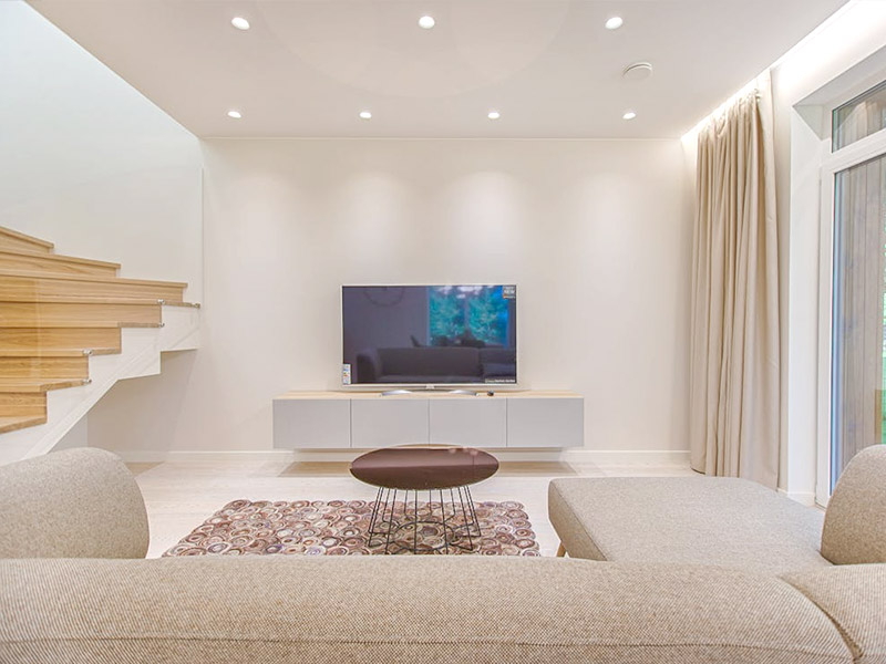 Плинтус из ПВХ лучше деревянного?