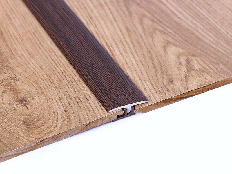 Как установить Т-образный молдинг пола?