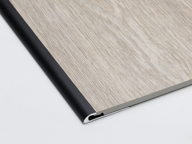 C-образная отделка края пола