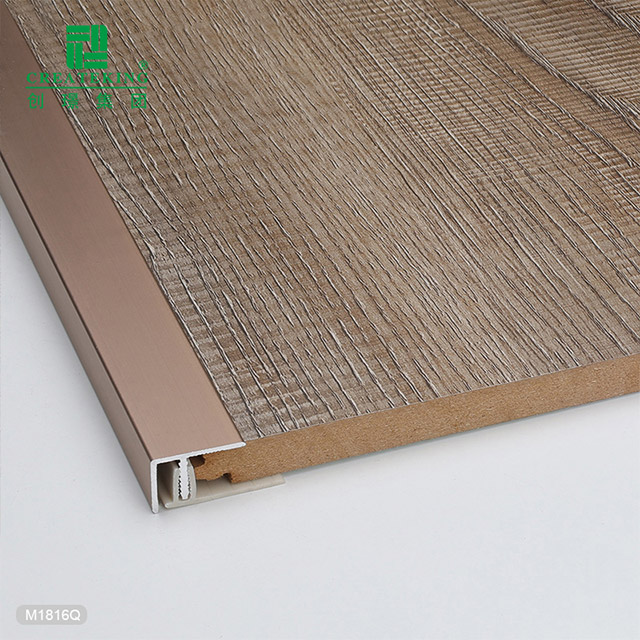 Алюминиевый пороговый редуктор для пола 15,9x32 мм