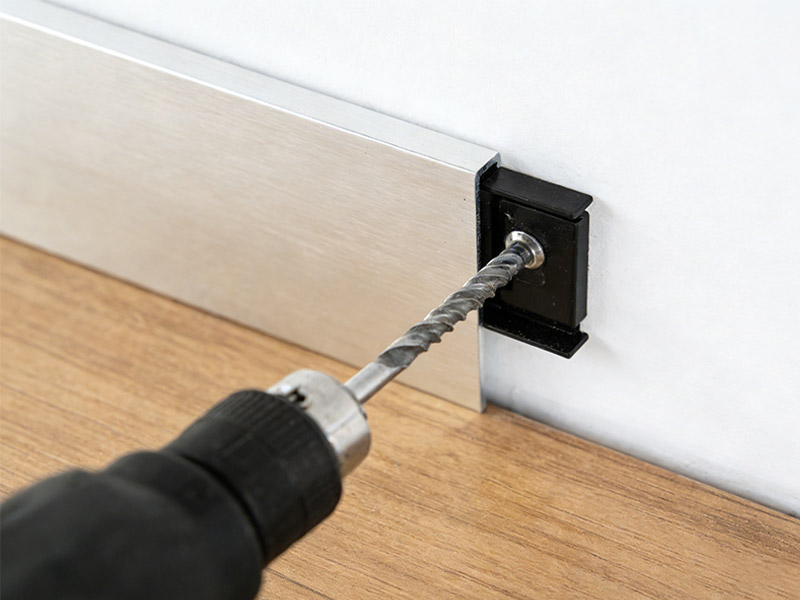 Установка алюминиевого плинтуса с помощью зажимов или клея для прямых линий