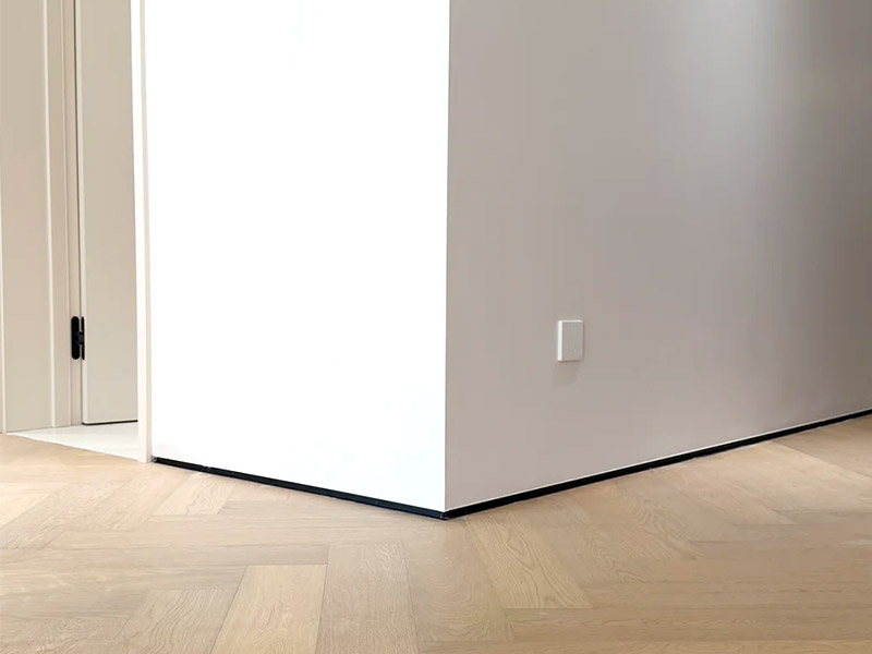 Каковы плюсы и минусы плинтуса с теневым зазором?