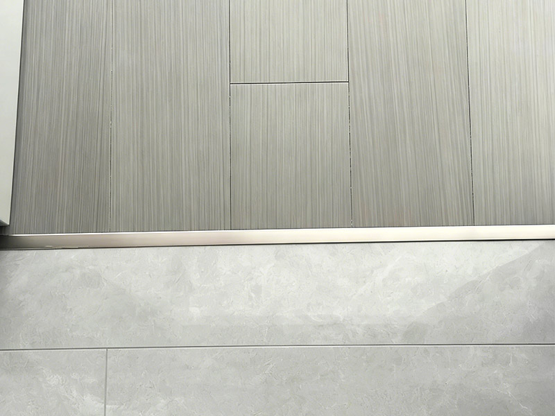 Нужна ли мне переходная полоса между деревом и плиткой?