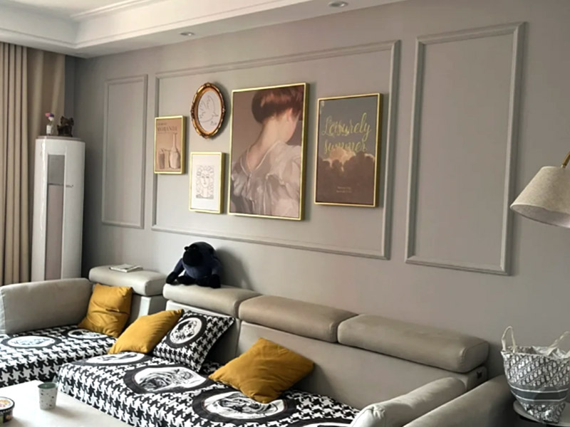 Декоративная полоса на поверхности фоторамки Т-образной формы