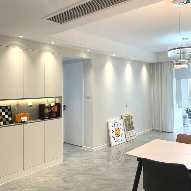 Какой тип украшения плинтуса лучше для гостиной?