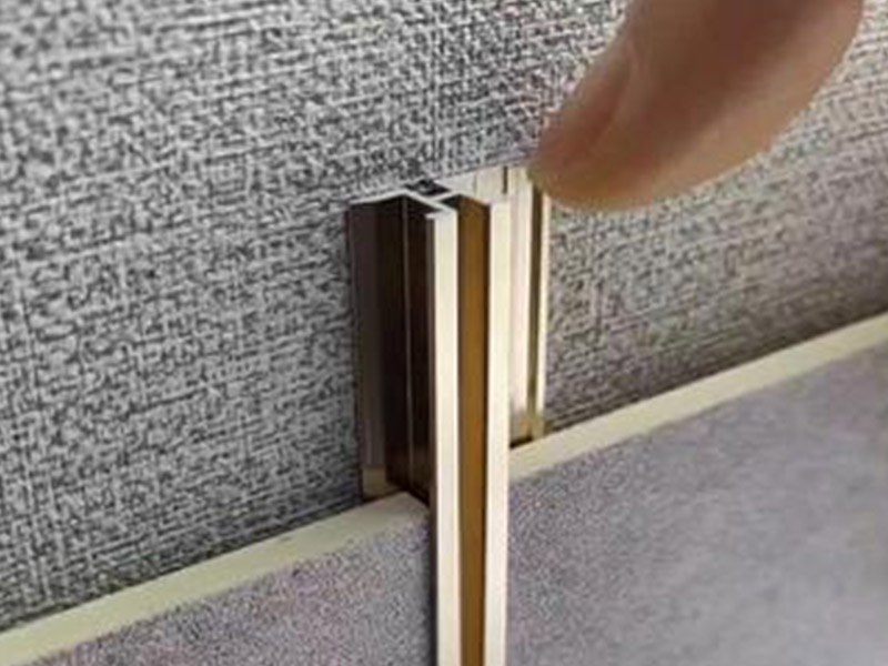 Декоративная полоска Т-образной формы на талии.