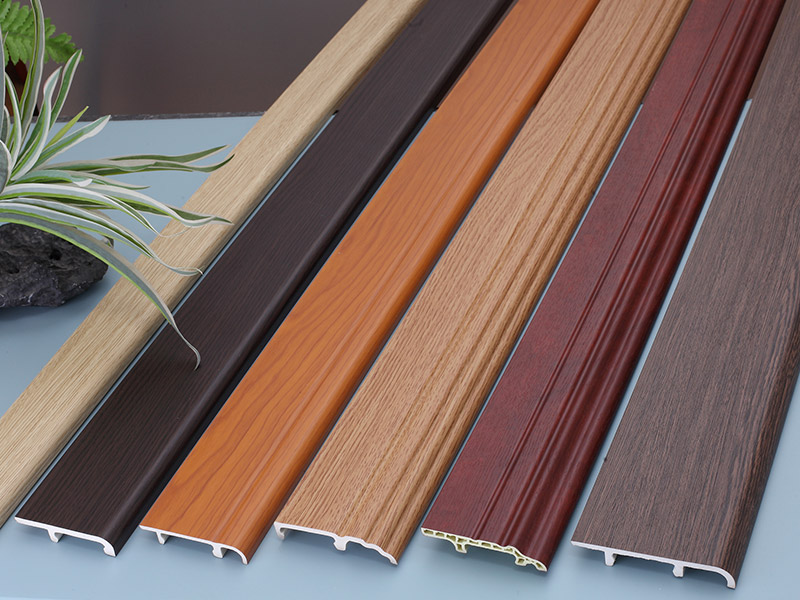 Плинтус с зажимом из ПВХ 100*16 мм