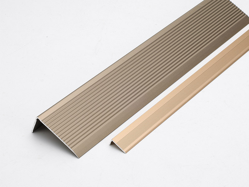 L-образная отделка напольного покрытия