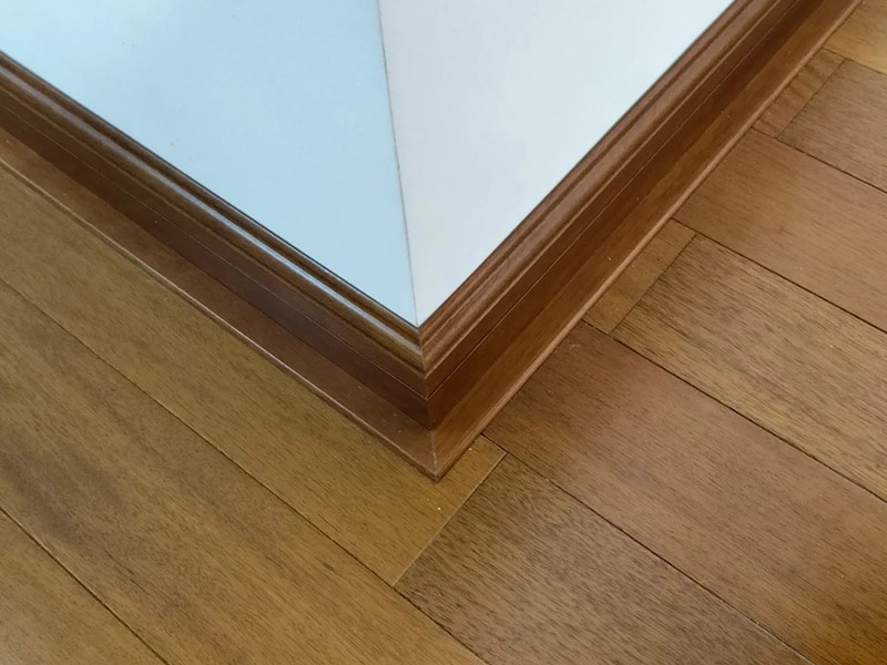 Должны ли паркетные полы сочетаться с плинтусами?