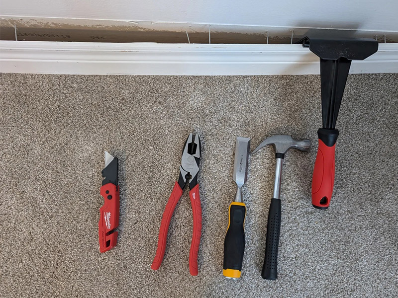 Могу ли я установить ковер, не снимая плинтуса?