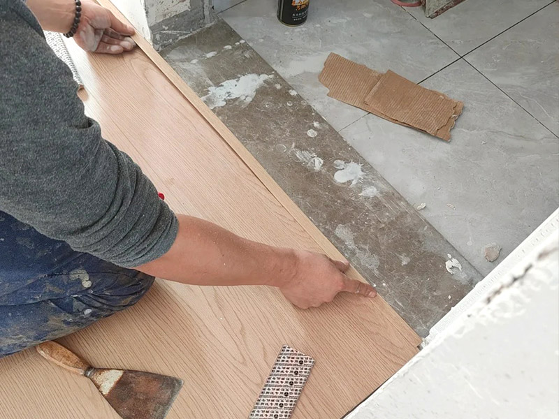 Нужны ли переходные полосы между комнатами с одинаковым полом?