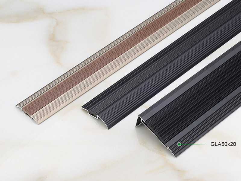 Облицовка края лестницы с резиновой вставкой