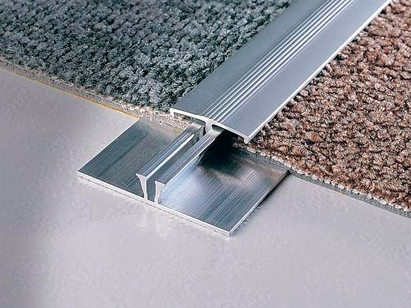 Как называется металлическая полоса между коврами?