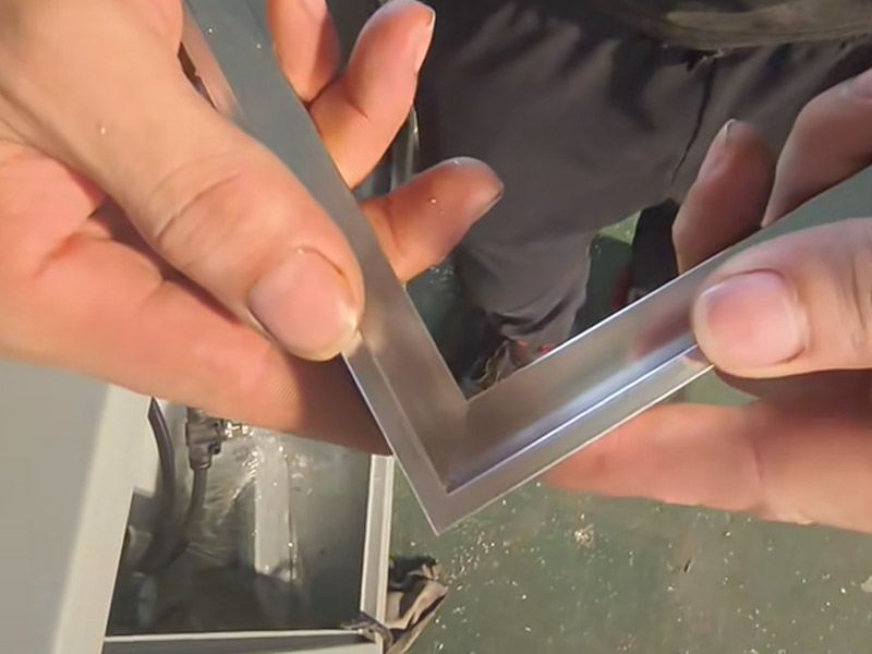 Как отрезать кромку металлической плитки?