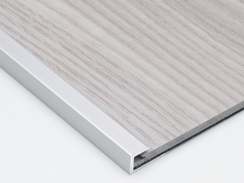 Отделка пола с квадратным краем