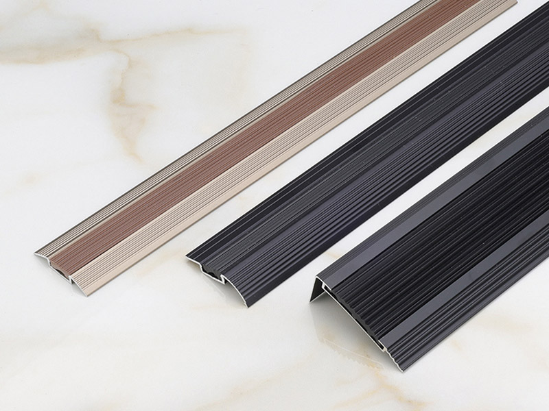 Облицовка края лестницы с резиновой вставкой