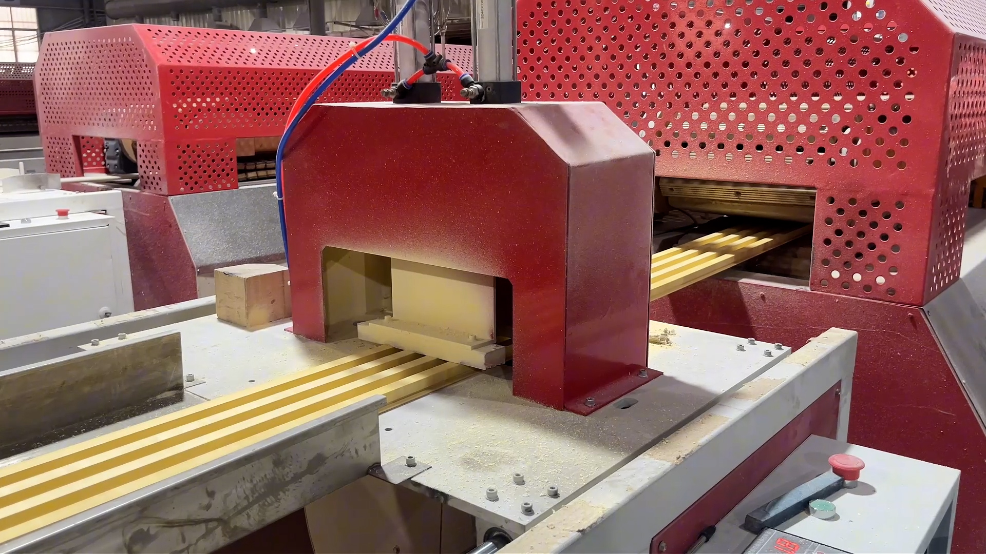 Процесс экструзии, каландрирования и резки стеновых панелей WPC